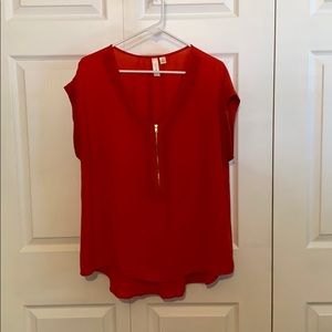 Sleeveless top, zipper front.